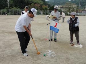 ゴルフをする町長