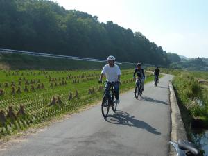 田園地帯をサイクリングする町長