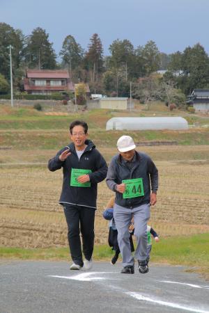 マラソン中の町長の様子