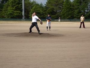 町長投球の様子