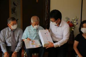 100歳祝い訪問の写真