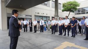 町長初登庁出迎え