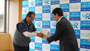 公益財団法人藤井財団　来庁　DVD寄贈　写真