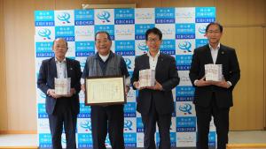 公益財団法人藤井財団　来庁　DVD寄贈　写真