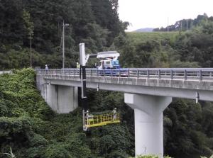 橋梁点検車による点検状況